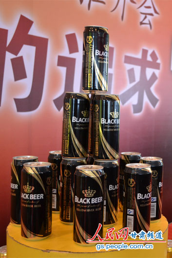 西北地區首批黑啤酒於5月13日在蘭州上市。圖為產品展示。（高翔 攝）