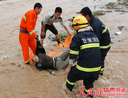 河中惊现<em>女尸</em> 消防官兵成功打捞--甘肃频道--人