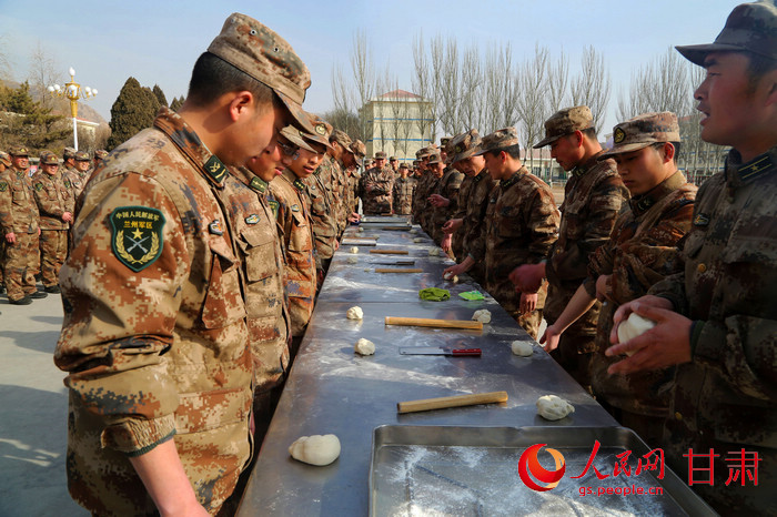 兰州军区某防化团举行包饺子大赛