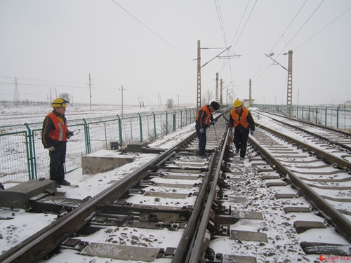 兰州铁路局组织职工做好道岔除雪工作
