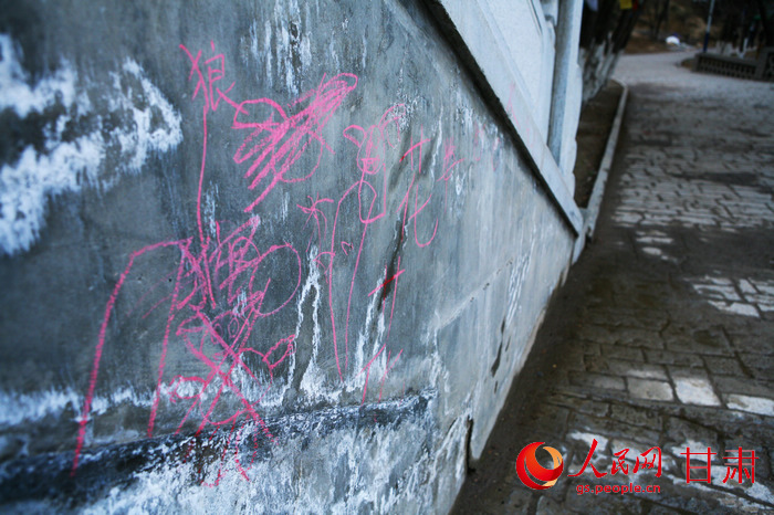 兰州:千年旅游胜地五泉山公园变垃圾园