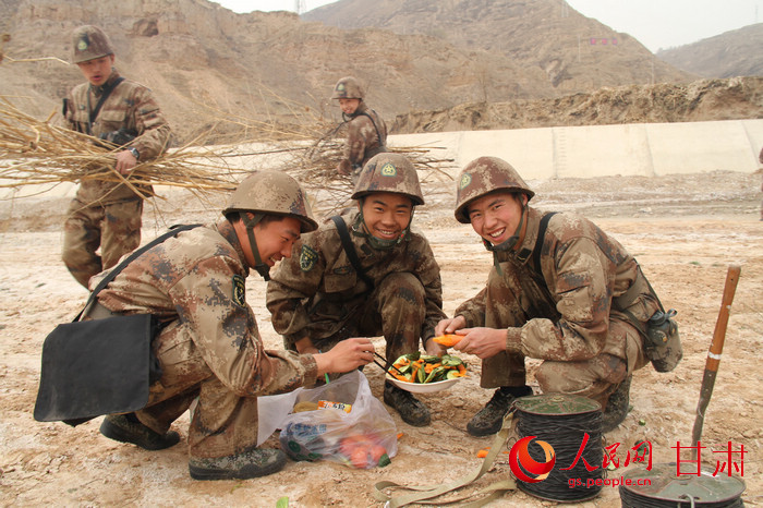 兰州军区某防化团强化部队野外作战能力