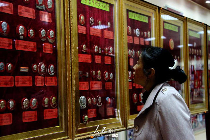 3000枚毛主席像章在甘肃张掖展出