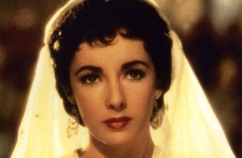 伊麗莎白.泰勒(Elizabeth Taylor)美國影視演員。1932年2月27日出生於英國倫敦,2011年3月23日,伊麗莎白.泰勒因心臟衰竭去世,享年79歲。1992年,泰勒獲得奧斯卡赫肖爾特人道主義獎。2005年,伊麗莎白.泰勒獲得了英國影視藝術學院頒發的終身成就獎。