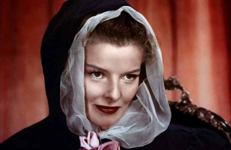 凱瑟琳.赫本(Katharine Hepburn)美國影視演員。1907年5月12日出生於美國康涅狄格州哈特福德市,2003年6月29日,凱瑟琳•赫本在康乃狄克州的家中去世。在她60年的演藝生涯中,赫本共獲得了12項奧斯卡大獎提名,四獲奧斯卡最佳女主角獎。