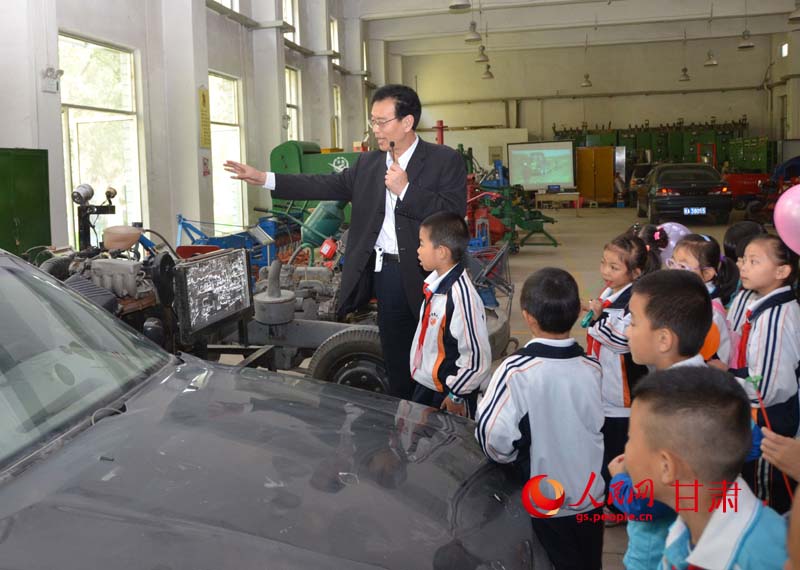 甘肅農業大學工學院教授帶領小學生參觀農機實訓基地