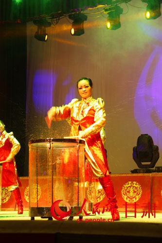 <em>女子水鼓</em>表演《中国龙》
