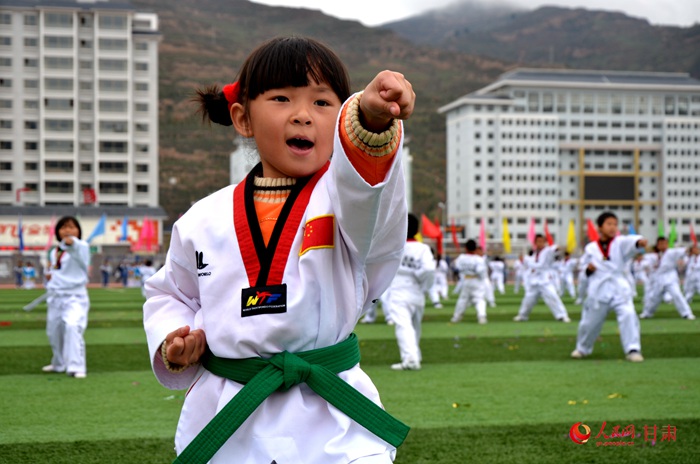 礼县首届中小学体育节开幕 小学生《太极》表