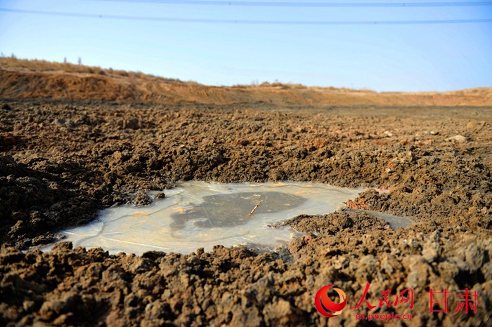 甘肃武威一企业违法向沙漠排放污水8万多吨 专