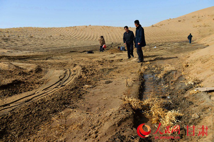 甘肃武威一企业违法向沙漠排放污水8万多吨 专