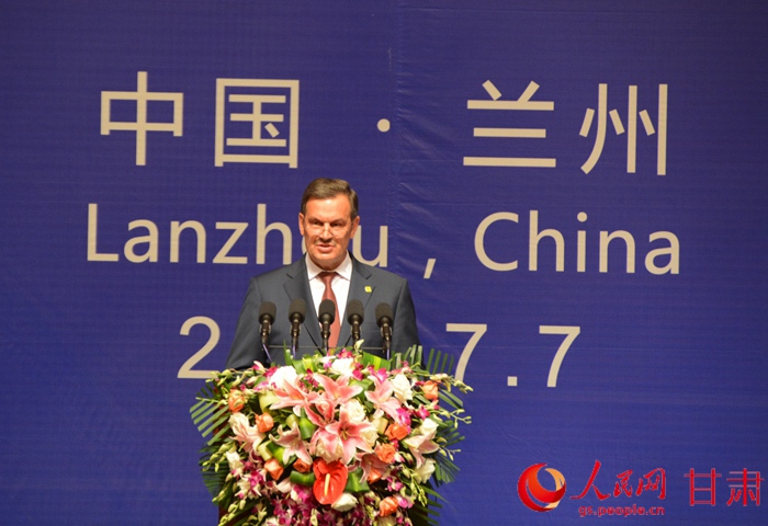 7月7日上午10点,第二十一届中国兰州投资贸易洽谈会暨丝绸之路合作发展高端论坛在甘肃兰州举行。
第二十一届兰洽会主宾国白俄罗斯共和国副总理加里宁·阿纳托利·尼克拉耶维奇发表演讲。