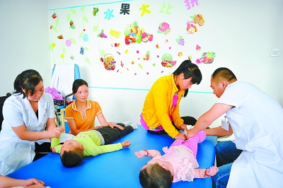礼县康复中心医护人员为残疾儿童做康复训练