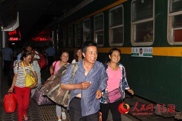 一路向西的民生列车