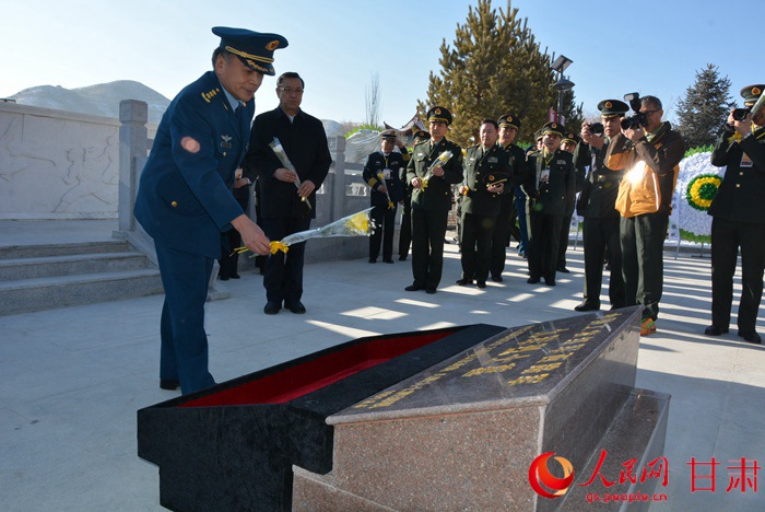 刘亚洲、连辑等同志祭奠西路军古浪战役牺牲烈