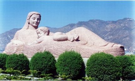 兰州市位于北纬36°03′,东经103°40′,依黄河而建,世界地理版图的几何中心,黄河自东西穿城而过,是唯一一个黄河穿越市区的省会。由于南北两山夹峙地形的影响,市区东西狭长,约30千米,南北最窄处,仅5千米左右,具有带状盆地城市的特征。平均海拔1530到1580米,属温带大陆性气候。年平均气温10.3℃。夏无酷暑,冬无严寒,是著名的避暑胜地。