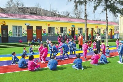 陇西县巩昌镇崖湾村幼儿园的孩子们在做游戏