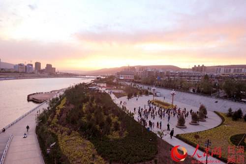 麦积区:市民伴着夕阳炫舞渭河风情线