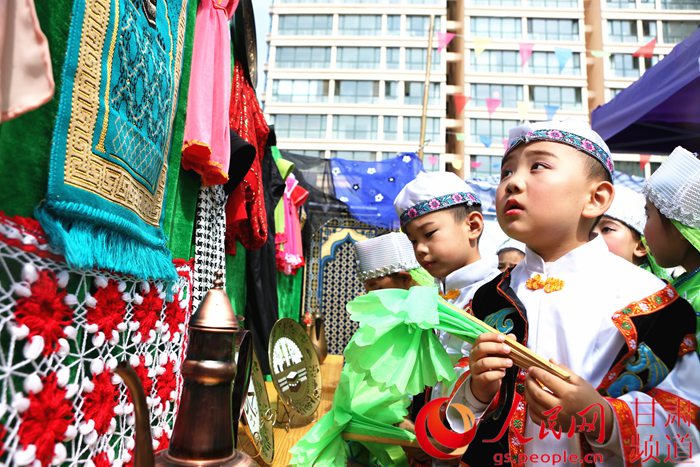 回族展馆内，小朋友正在欣赏民族服饰。牟建 摄