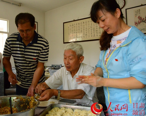 爱洒敬老院"志愿者活动服务.小学上册四口算年级图片