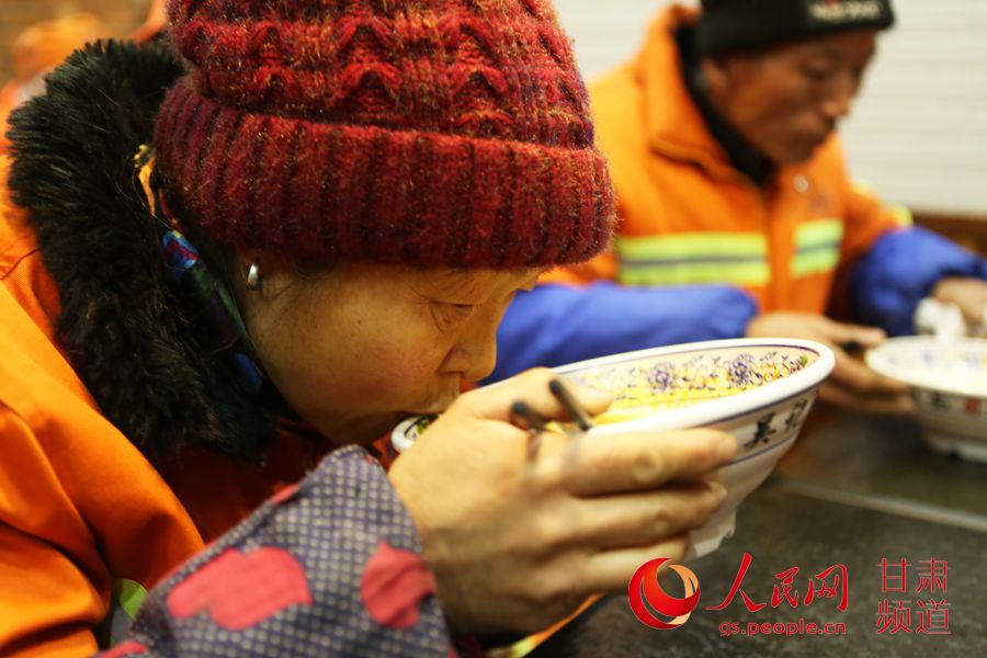 甘肃兰州:近万名环卫工吃上爱心早餐