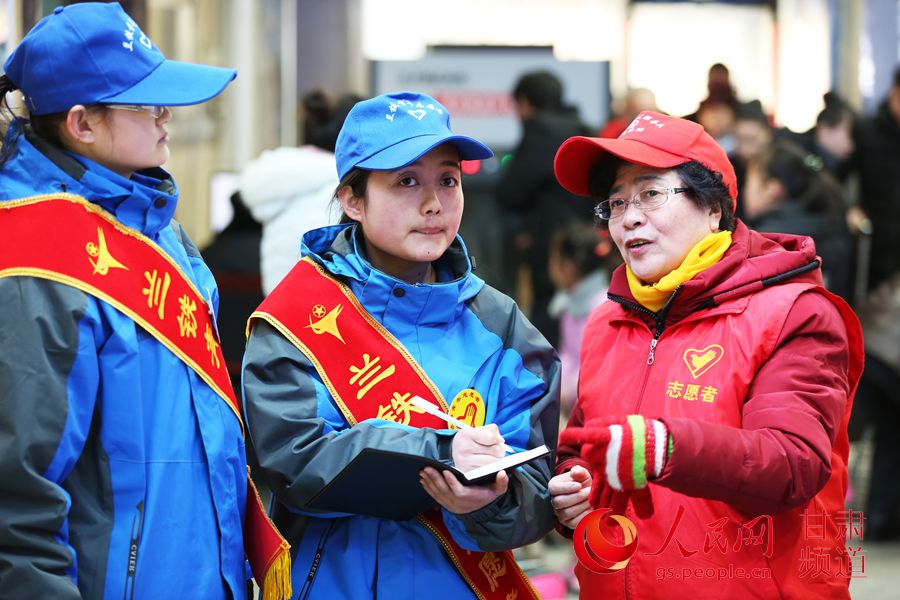 甘肃兰州:银发服务队春运发光热