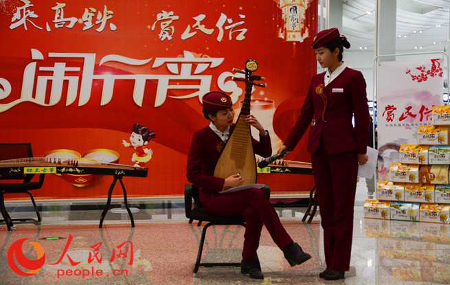 刻葫芦、相声、古筝琵琶演奏、葫芦丝演奏等民俗文化展示吸引了众