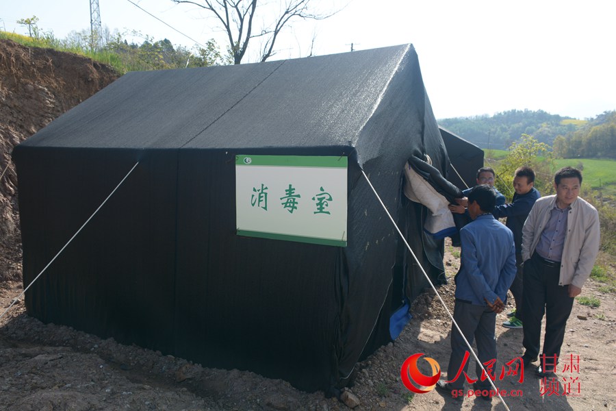 进入养殖基地前要先消毒（刘海天 摄）