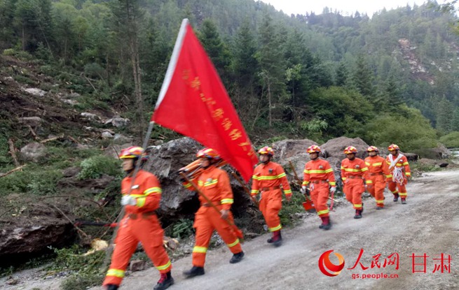 四川九寨沟7.0级地震:甘肃消防官兵携轻便救援