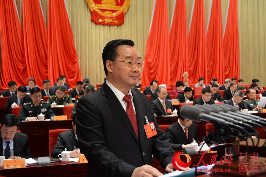 在甘肅省第十三屆人民代表大會第一次會議上，省長唐仁健作《政府工作報告》。