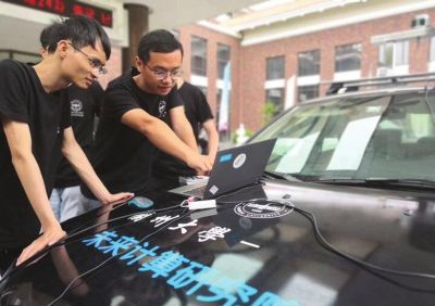 17名年輕人組成甘肅省首個無人車團隊