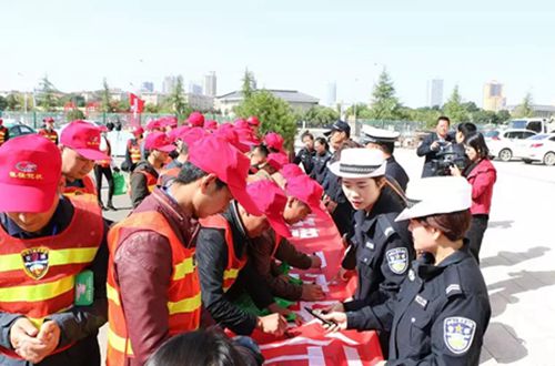 9月28日，慶陽市西峰區禁毒辦聯合區運管局、交警大隊組織轄區出租車、網約車司乘人員、駕校教練及學員，在西峰區禁毒教育基地開展了以“拒絕毒駕/酒駕 平安出行 構建和諧西峰”為主題的大型宣傳活動。