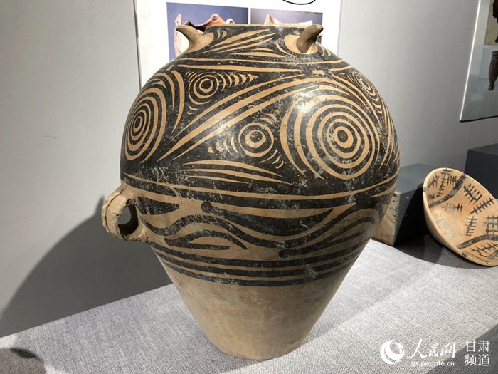 彩陶展示。(焦隆 摄)
