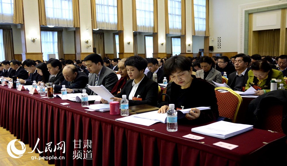 27日上午，政協甘肅省第十二屆委員會第二次會議舉行第二次全體會議，聽取委員發言。