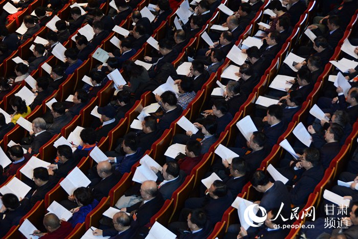 政協委員聽取政協甘肅省第十二屆委員會常務委員會工作報告。 