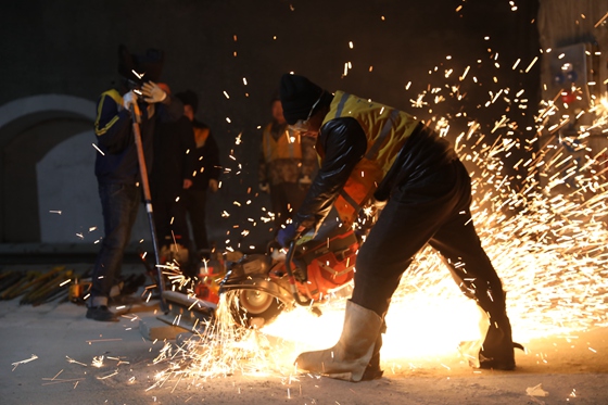 鋼軌切割工在當金山隧道深處進行鋼軌切割作業。