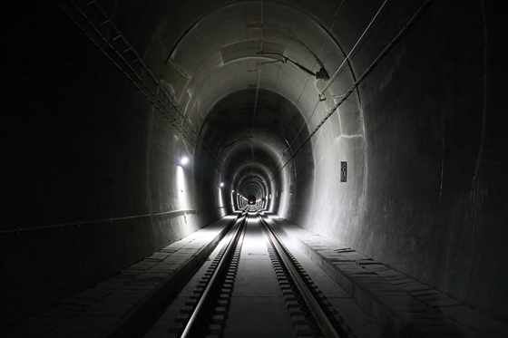 幽長深邃的當金山隧道內部燈火闌珊。