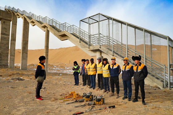 在沙山溝特大橋上道前，作業負責人進行工機具確認及重點安全提示。