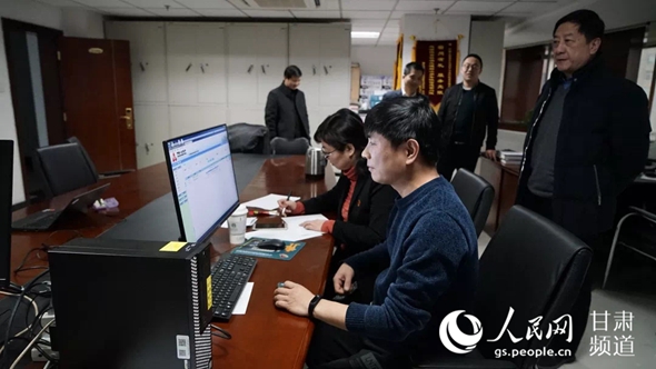 中國人民銀行蘭州中心支行工作人員為二代征信系統上線做准備。（中國人民銀行蘭州中心支行供圖）