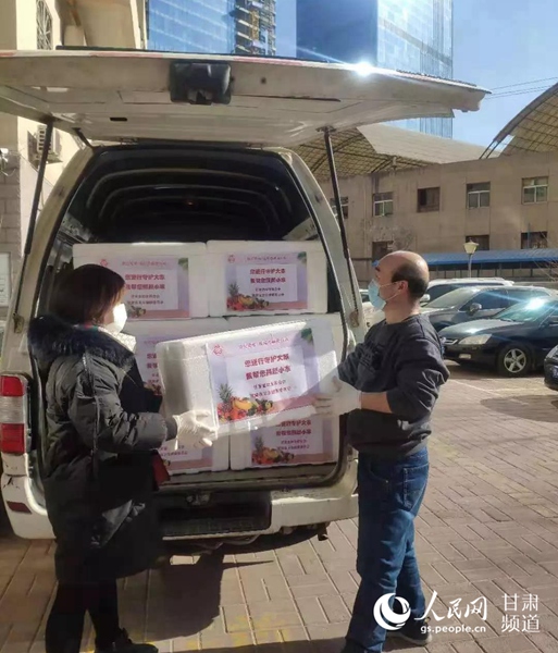 工作人員正在為支援湖北醫護人員家庭配送生活必需品。（甘肅省婦聯供圖）