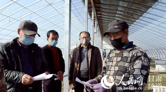 榆中農業農村部門工作人員向農業基地人員介紹防疫期間的蔬菜生產防控要求。