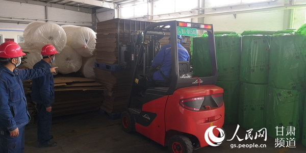 2月17日，蘭州石化公司塑料產品裝車防護材料陸續到場，為出庫裝車做好准備。（蘭州石化公司供圖）