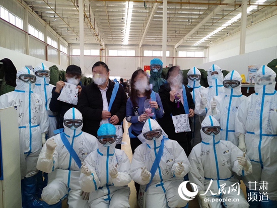 甘肅省支援湖北第三醫療隊的隊員們縫制了具有甘肅元素的手工袋作為禮物送給即將出院的患者。（甘肅省衛健委供圖）
