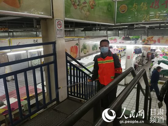 工作人員正在菜市場內進行消毒作業。（蘭州市商務局供圖）