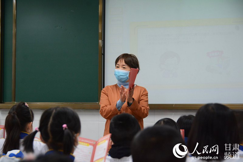 老師在開學第一課上為學生們講解防疫知識。（王文嘉 攝）
