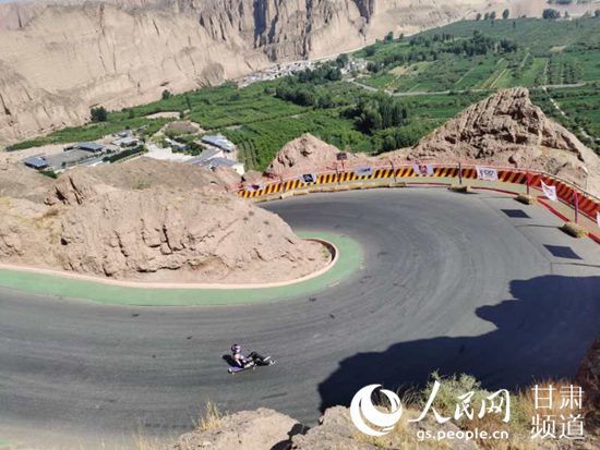 6月20日，2020黄河石林浪板儿速降赛在甘肃省白银市景泰县黄河石林开赛。（景泰县委宣传部供图）