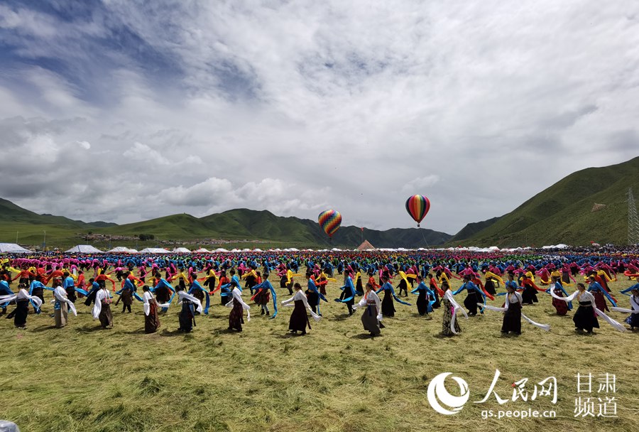 8月12日，2020年中國·碌曲鍋庄舞展演暨甘南州第六屆少數民族傳統體育運動會在碌曲縣夏澤灘景區舉行。（王文嘉 攝）