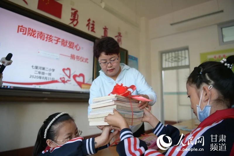 七裡河第二小學師生為隴南災區捐贈書籍。（王文嘉 攝）