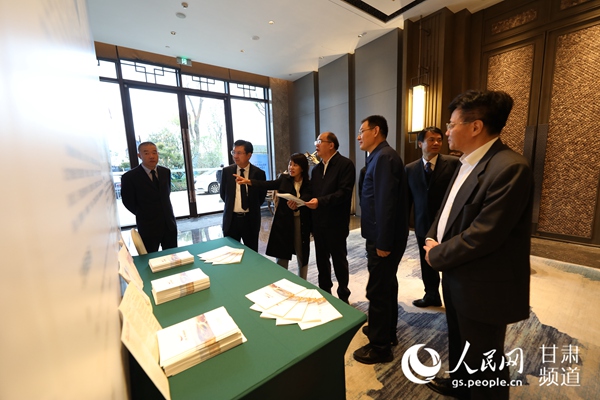 甘肅（蘭州）國際陸港管委會副主任張曉蘭向蘭州市委宣傳部部長王宏、昆明市委宣傳部部長金幼和等領導介紹蘭州陸港建設、運營和發展情況。（馬克國 攝）