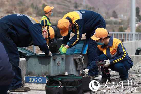 鐵路信號如同鐵道線的“神經樞紐”，時刻傳遞著火車安全運行的控制指令，它是火車運行的“指揮官”，也是線路安全的“警示牌”。自蘭渝線開通以來，中國鐵路蘭州局集團有限公司蘭州電務段成立了三個信號車間，負責全線的信號設備維修養護，而這群人中絕大部分都是“90后”。“別看我們工區職工平均年齡隻有25歲，但我們負責著哈達鋪、臨江鋪兩個站及區間31組道岔、304個軌道區段……