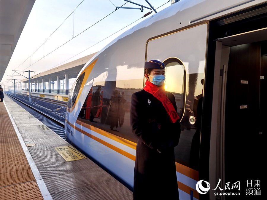 “慶陽也有高鐵了，我要坐著動車去西安，感受一下高鐵速度。”甘肅省慶陽市鎮原縣的馬志剛一大早就來到慶陽車站，等候D4350次列車駛入。12月26日，銀川至西安高速鐵路正式開通運營。自此，銀川市到西安市的鐵路運行時間將由之前的14個小時左右縮短至現在的3個小時左右，銀川和慶陽等地區通過西安樞紐與西成、大西、徐蘭等高鐵銜接，實現了與全國高鐵網的互聯互通。